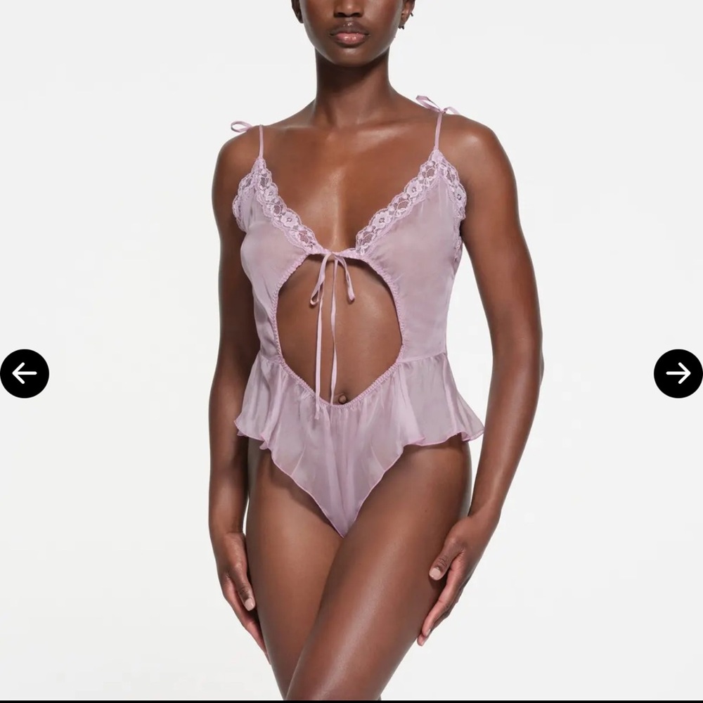 SKIMS Romance Lace Teddy in Iris. Size XS